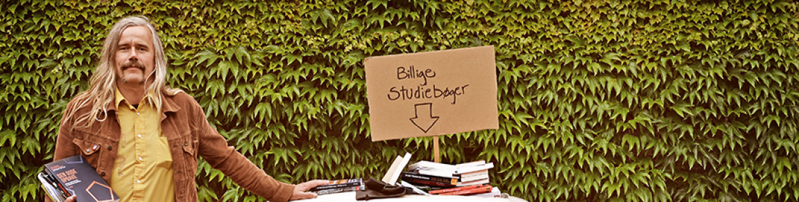 billede af boghandler med bøger og skilt med teksten "Billige studiebøger" 